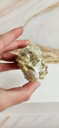 Bild in Galerie-Betrachter laden, Golden Mica Muskovit (18ii)