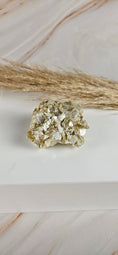 Bild in Galerie-Betrachter laden, Golden Mica Muskovit (18ii)