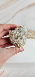 Bild in Galerie-Betrachter laden, Golden Mica (Muskovit) Rohstein (18hj)