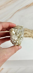 Bild in Galerie-Betrachter laden, Golden Mica (Muskovit) Rohstein (18hj)