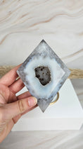 Bild in Galerie-Betrachter laden, Druzy Achat Diamant mit Stand (66dhj)