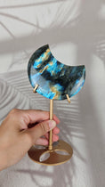 Bild in Galerie-Betrachter laden, Flashy Labradorit Mond mit Stand (59lb)