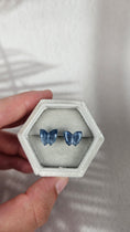 Bild in Galerie-Betrachter laden, Blaue Fluorit Schmetterlings Ohrstecker (29schf)