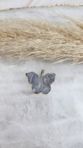 Bild in Galerie-Betrachter laden, Chalcedon Schmetterling Kettenanhänger in Silber (18lk)