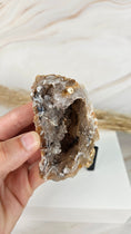 Bild in Galerie-Betrachter laden, Achat Geode mit Stand (28kk)