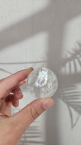 Bild in Galerie-Betrachter laden, Bergkristall Kugel mit Regenbögen (33pq)