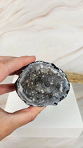 Bild in Galerie-Betrachter laden, Achat Geode mit Stand (28wa)