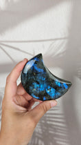 Bild in Galerie-Betrachter laden, Flashy Labradorit Mond mit Stand (59wo)