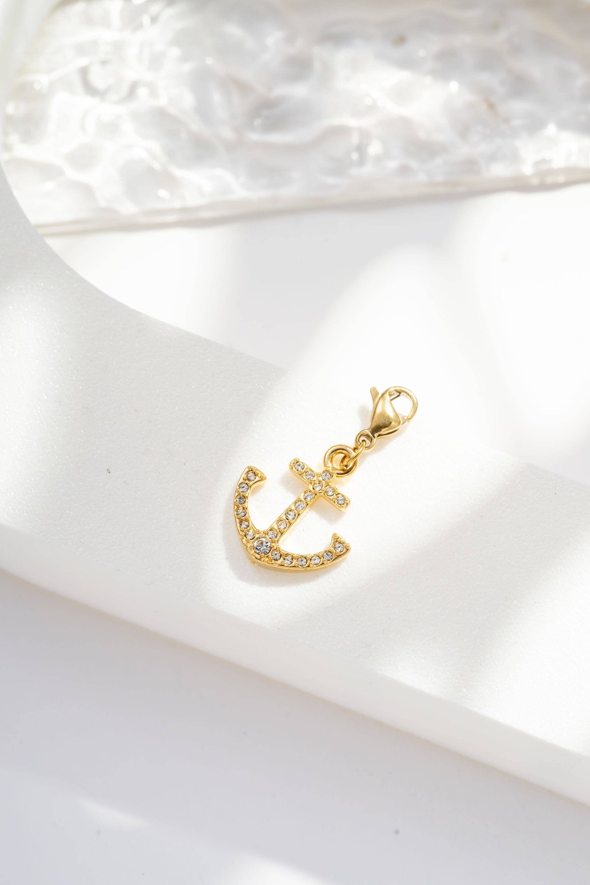 Goldener Anker Charm - Anhänger aus Edelstahl mit funkelnden Strasssteinen