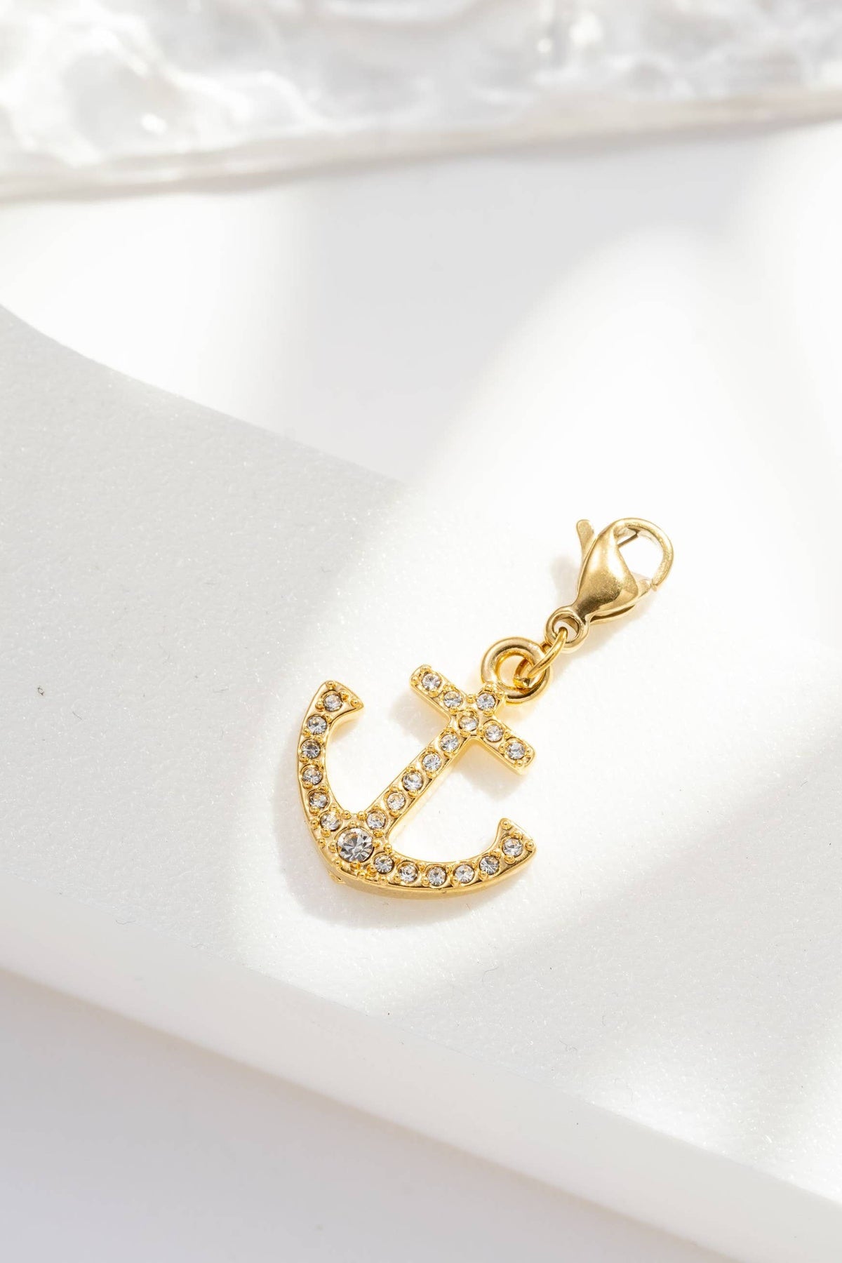 Goldener Anker Charm - Anhänger aus Edelstahl mit funkelnden Strasssteinen