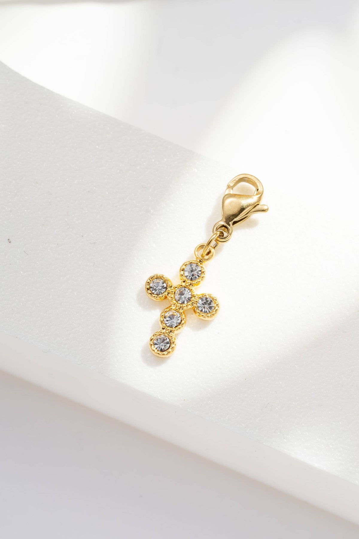 Goldener Kreuz Charm - Anhänger aus Edelstahl mit Zirkonen