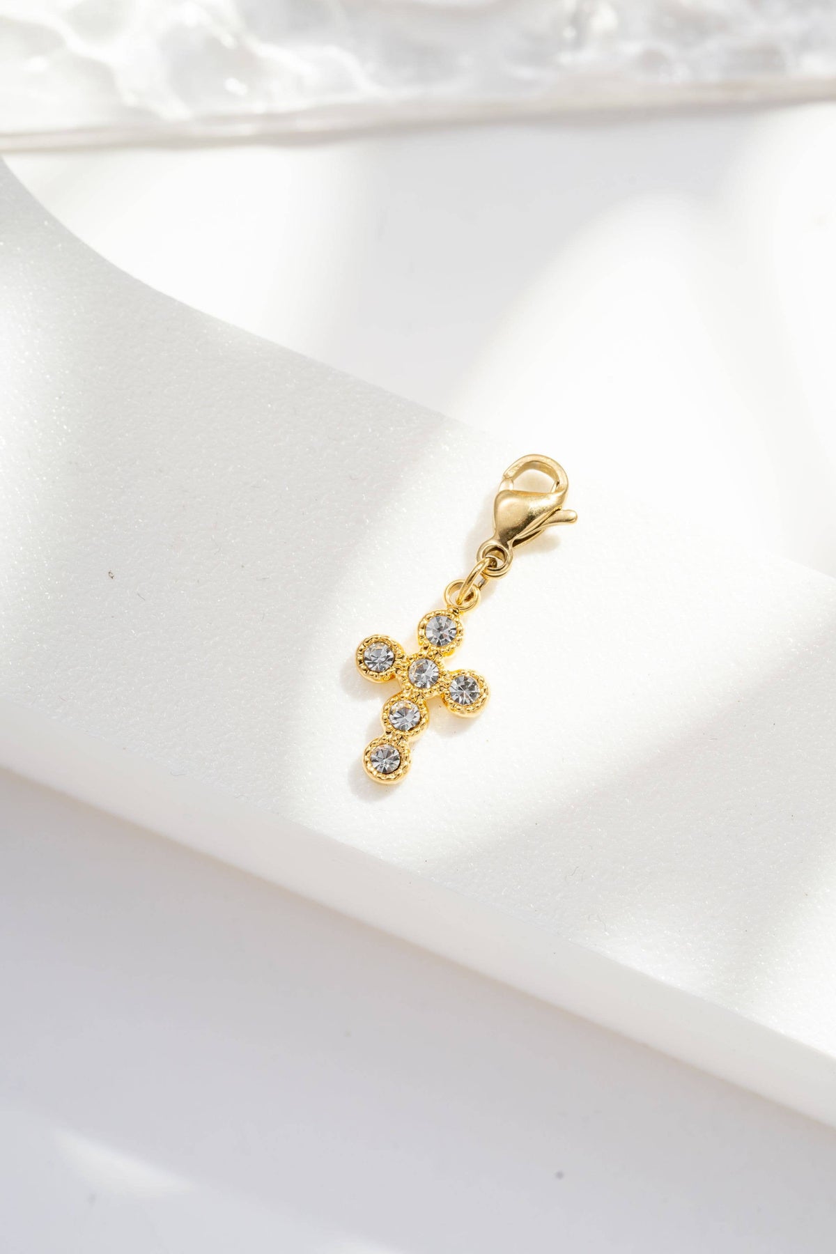 Goldener Kreuz Charm - Anhänger aus Edelstahl mit Zirkonen