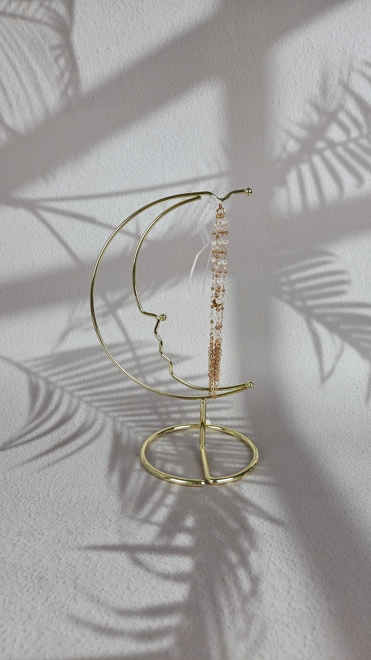 Halbmond Kugelständer mit Hängekette in Gold (21mg)