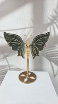 Bild in Galerie-Betrachter laden, Pyrit Schmetterling (48py)
