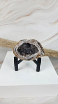 Bild in Galerie-Betrachter laden, Achat Geode mit Stand (28bc)
