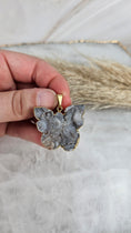 Bild in Galerie-Betrachter laden, Chalcedon Schmetterling Kettenanhänger in Gold (18zu)
