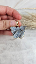 Bild in Galerie-Betrachter laden, Chalcedon Schmetterling Kettenanhänger in Gold (18ff)

