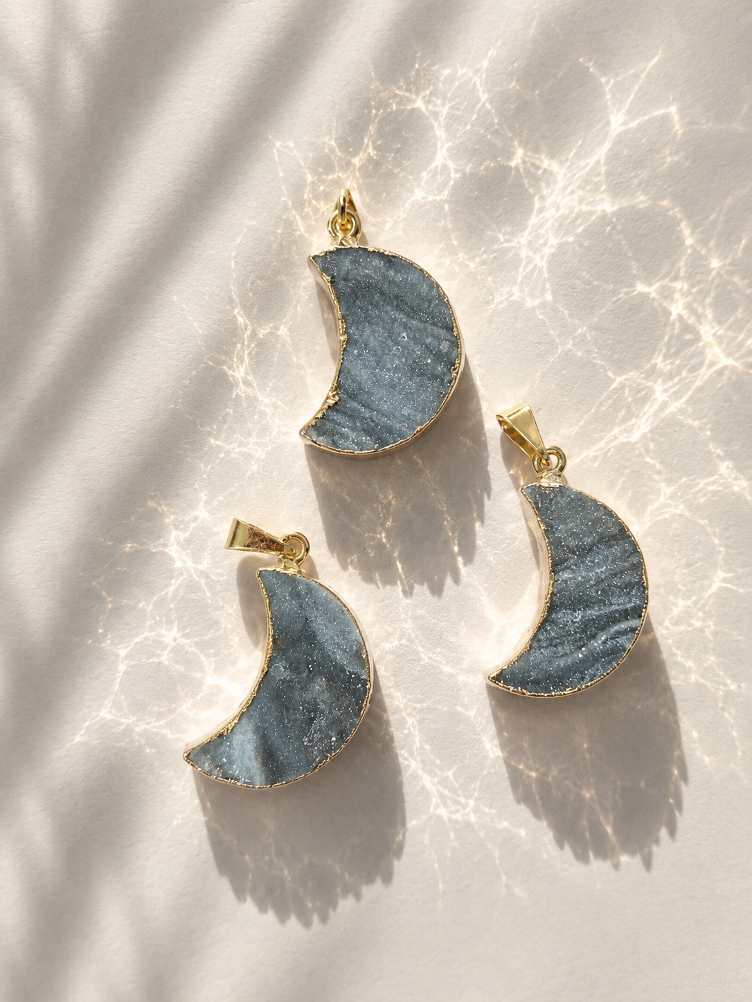 Chalcedon Mond Anhänger in Gold (29cal)