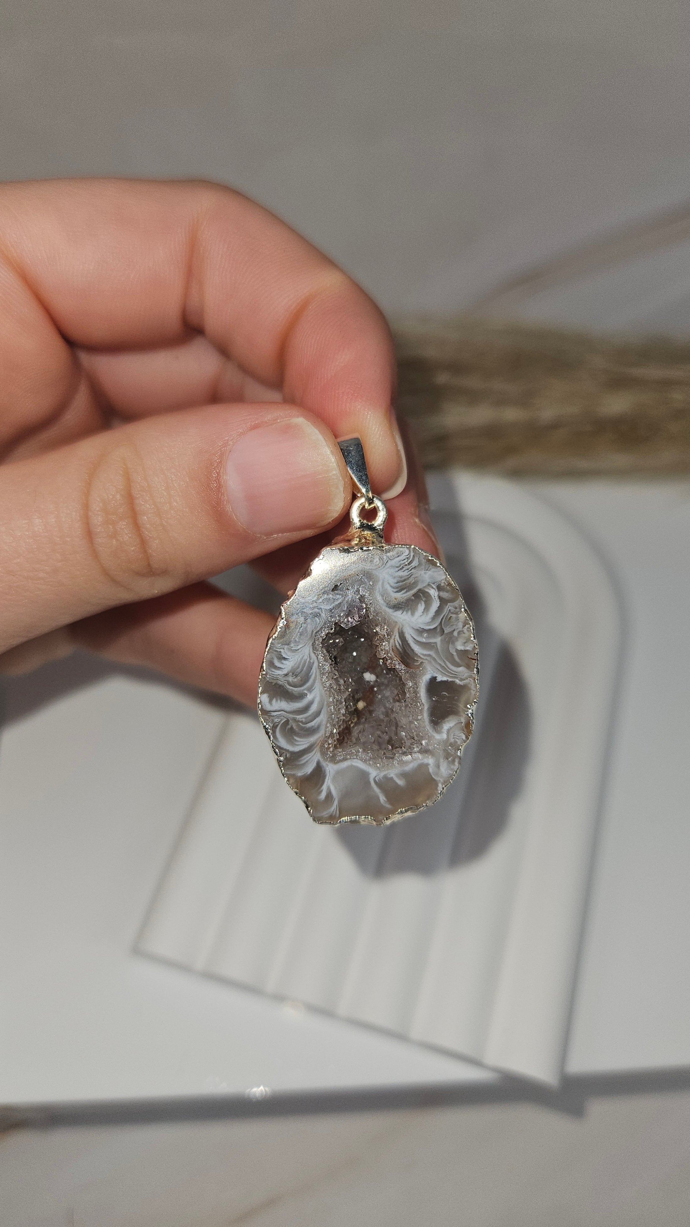 Druzy Geode Kettenanhänger in Silber (24hss)