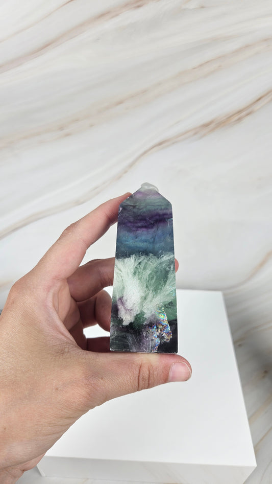 Federfluorit Turm mit Regenbogen (28ved) (B-Ware)
