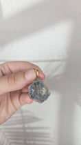 Bild in Galerie-Betrachter laden, Chalcedon Rosen Anhänger (25car)
