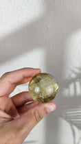 Bild in Galerie-Betrachter laden, Citrin Kugel mit Regenbögen (30cin)
