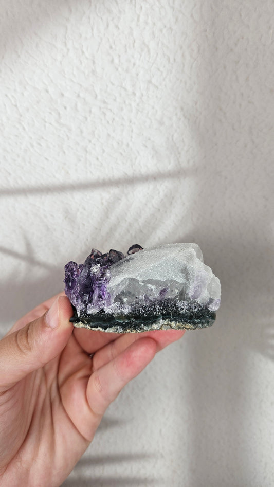 Amethyst Cluster mit Calcit aus Brasilien (44to)