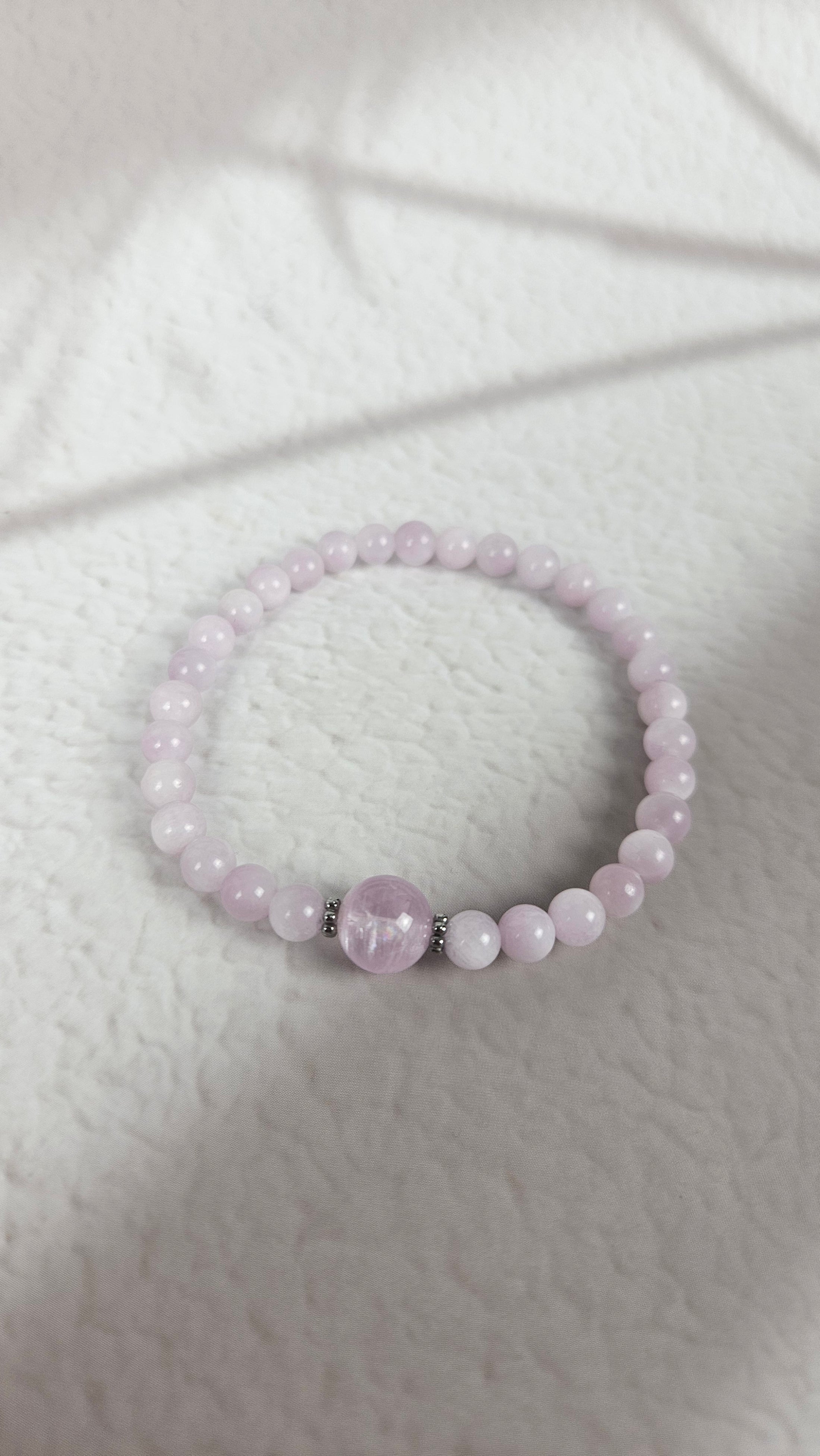 Kunzit Kugelarmband mit Gold oder Silber Details (24ksg)