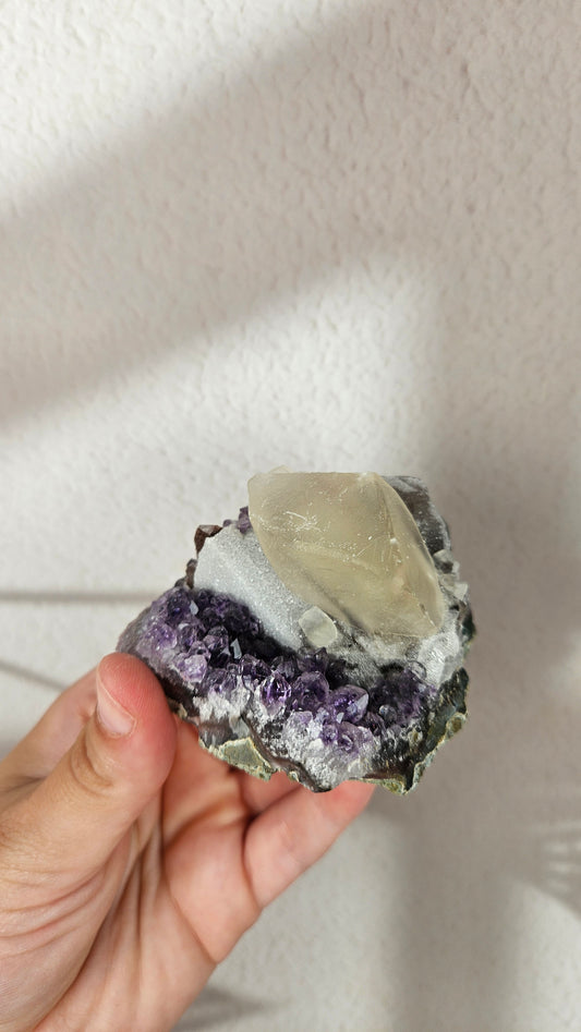 Amethyst Cluster mit Calcit aus Brasilien (64tw)