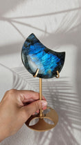 Bild in Galerie-Betrachter laden, Flashy Labradorit Mond mit Stand (59wo)
