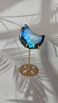 Bild in Galerie-Betrachter laden, Flashy Labradorit Mond mit Stand (59wo)
