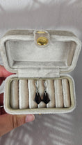 Bild in Galerie-Betrachter laden, Diamant Form Creolen in Silber (17bb)
