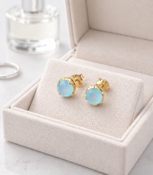 Runde facettierte Ohrstecker in Aqua-Chalcedon + Gold Vermeil