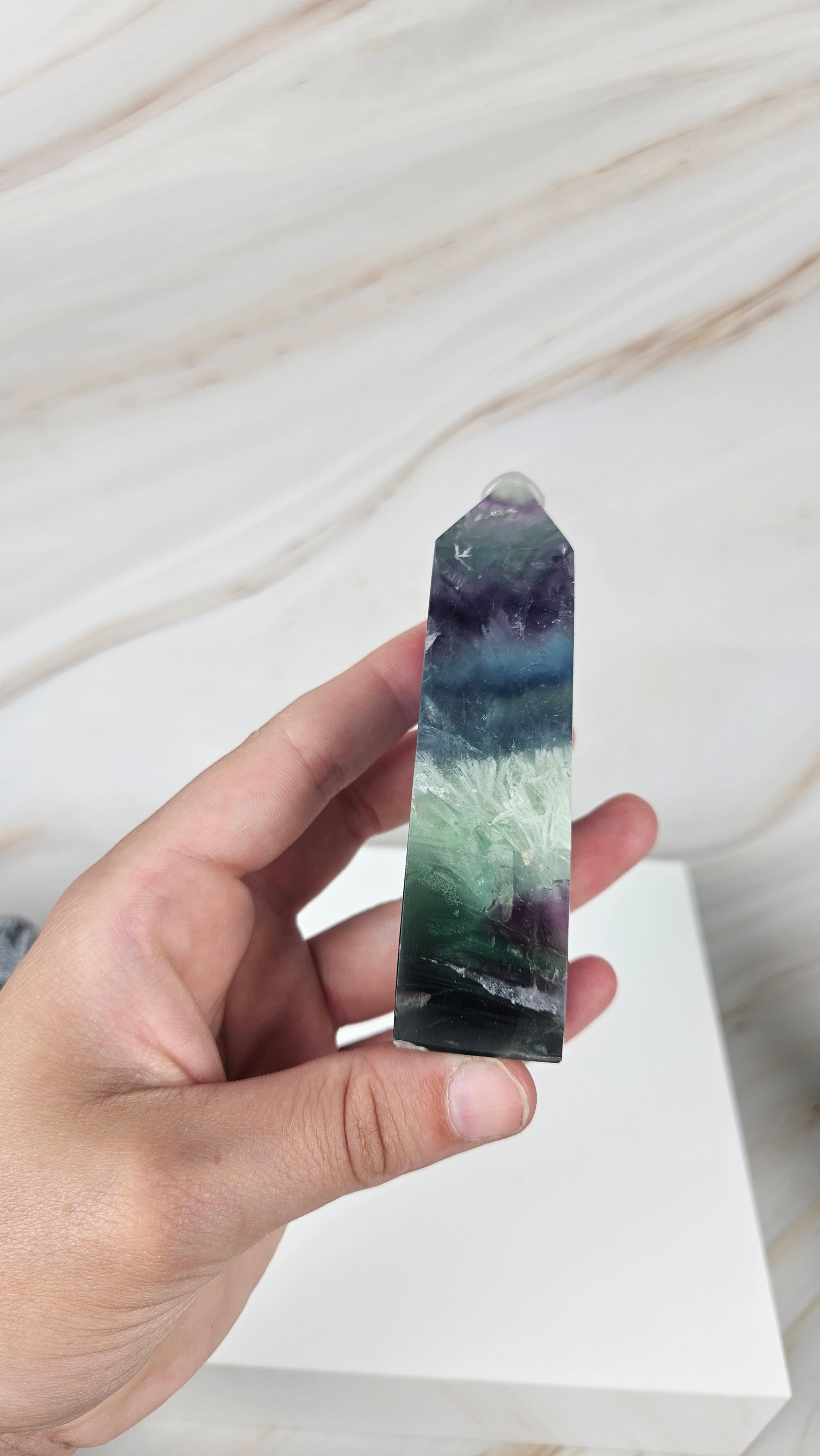 Federfluorit Turm mit Regenbogen (28ved) (B-Ware)
