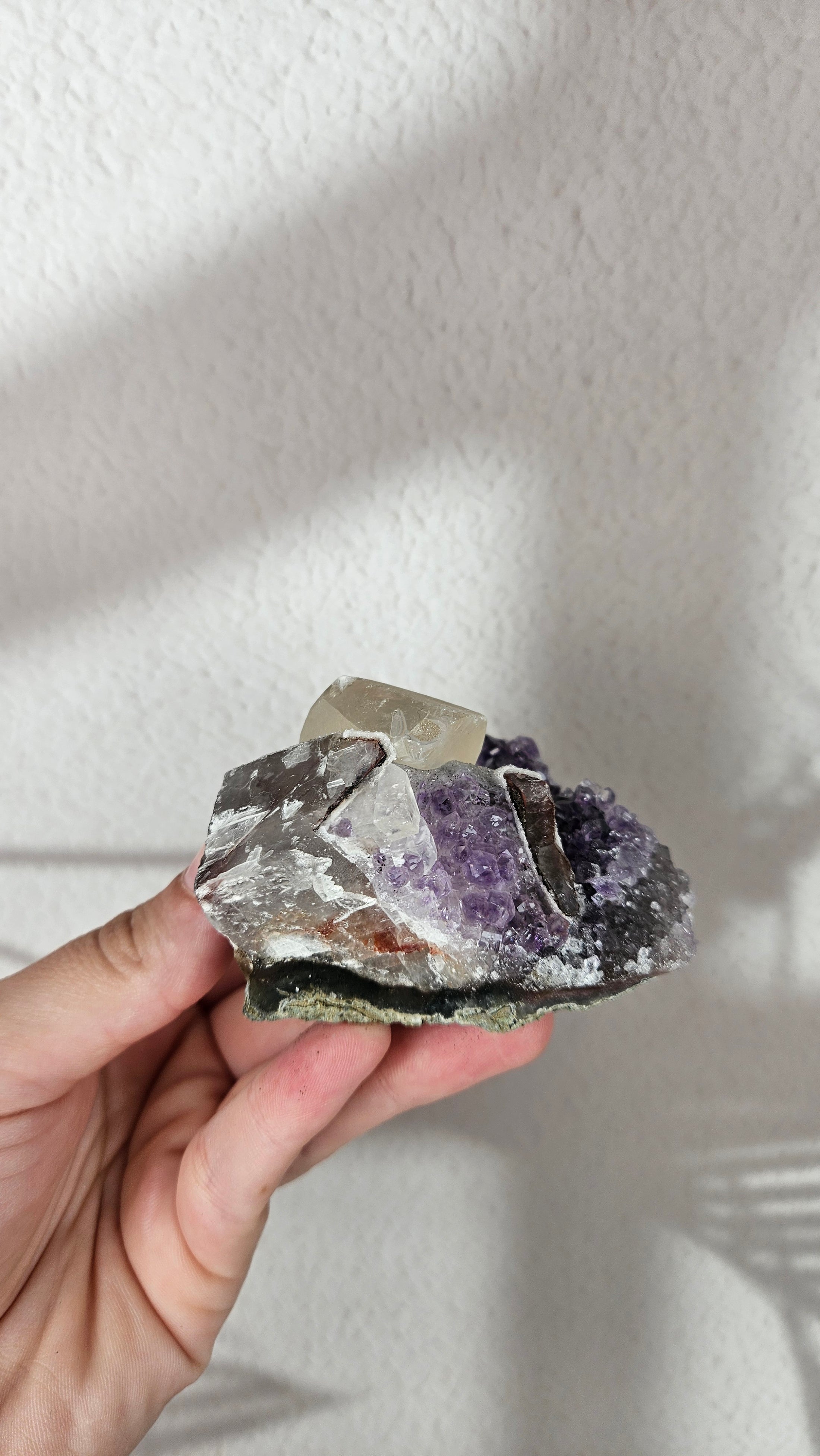 Amethyst Cluster mit Calcit aus Brasilien (64tw)