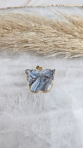 Bild in Galerie-Betrachter laden, Chalcedon Schmetterling Kettenanhänger in Gold (18ff)
