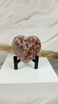 Bild in Galerie-Betrachter laden, Druzy Pink Amethyst Herz mit Stand (49kk)

