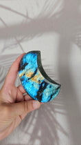 Bild in Galerie-Betrachter laden, Flashy Labradorit Mond mit Stand (59lb)
