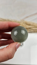 Bild in Galerie-Betrachter laden, Grüne Mondstein Kugel (30oll)
