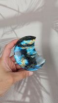 Bild in Galerie-Betrachter laden, Flashy Labradorit Mond mit Stand (59lb)
