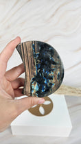 Bild in Galerie-Betrachter laden, Flashy Labradorit Mond mit Stand (68dt)
