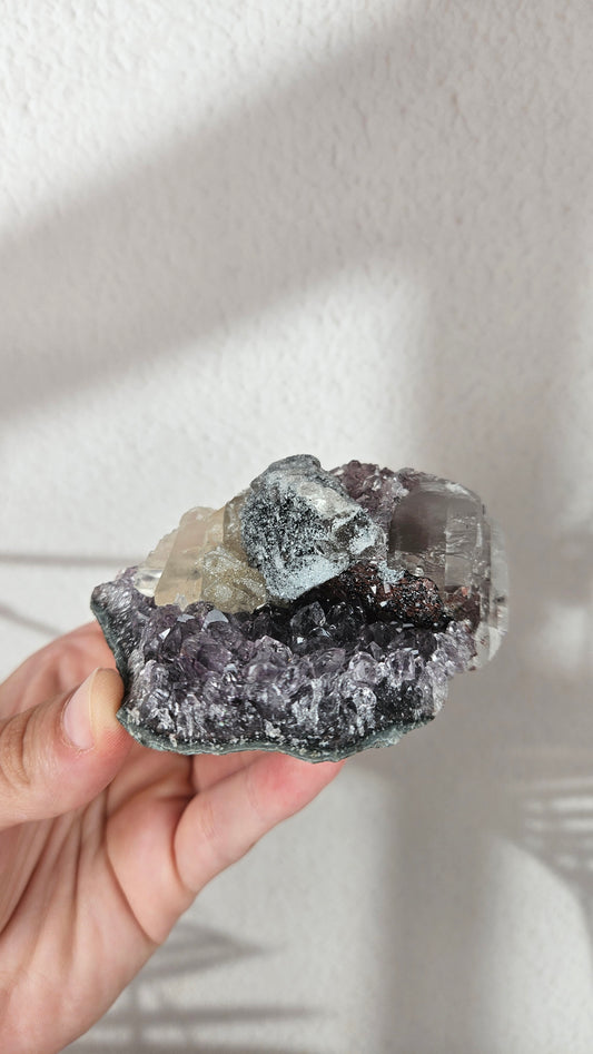 Amethyst Cluster mit Calcit aus Brasilien (64oo)