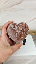Bild in Galerie-Betrachter laden, Druzy Pink Amethyst Herz mit Stand (49kk)
