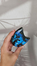 Bild in Galerie-Betrachter laden, Flashy Labradorit Mond mit Stand (59wo)
