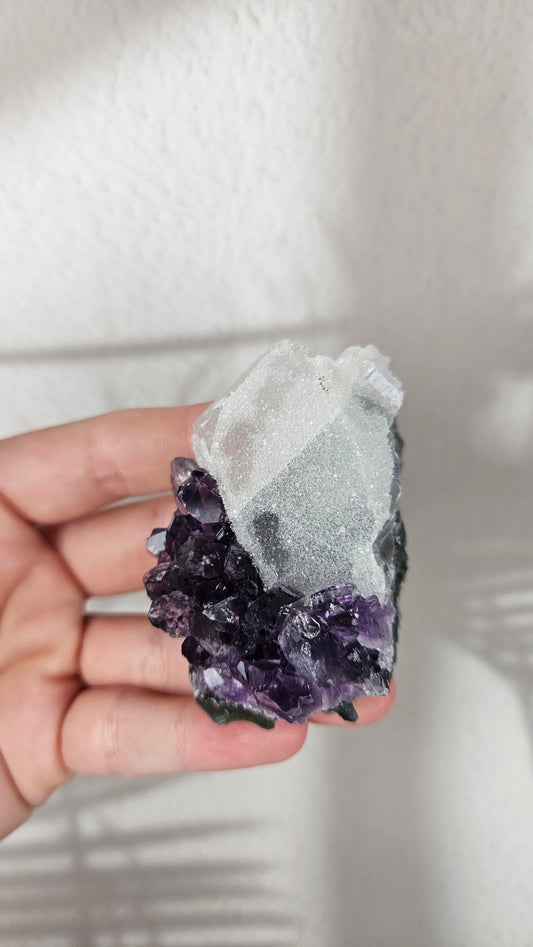Amethyst Cluster mit Calcit aus Brasilien (44to)