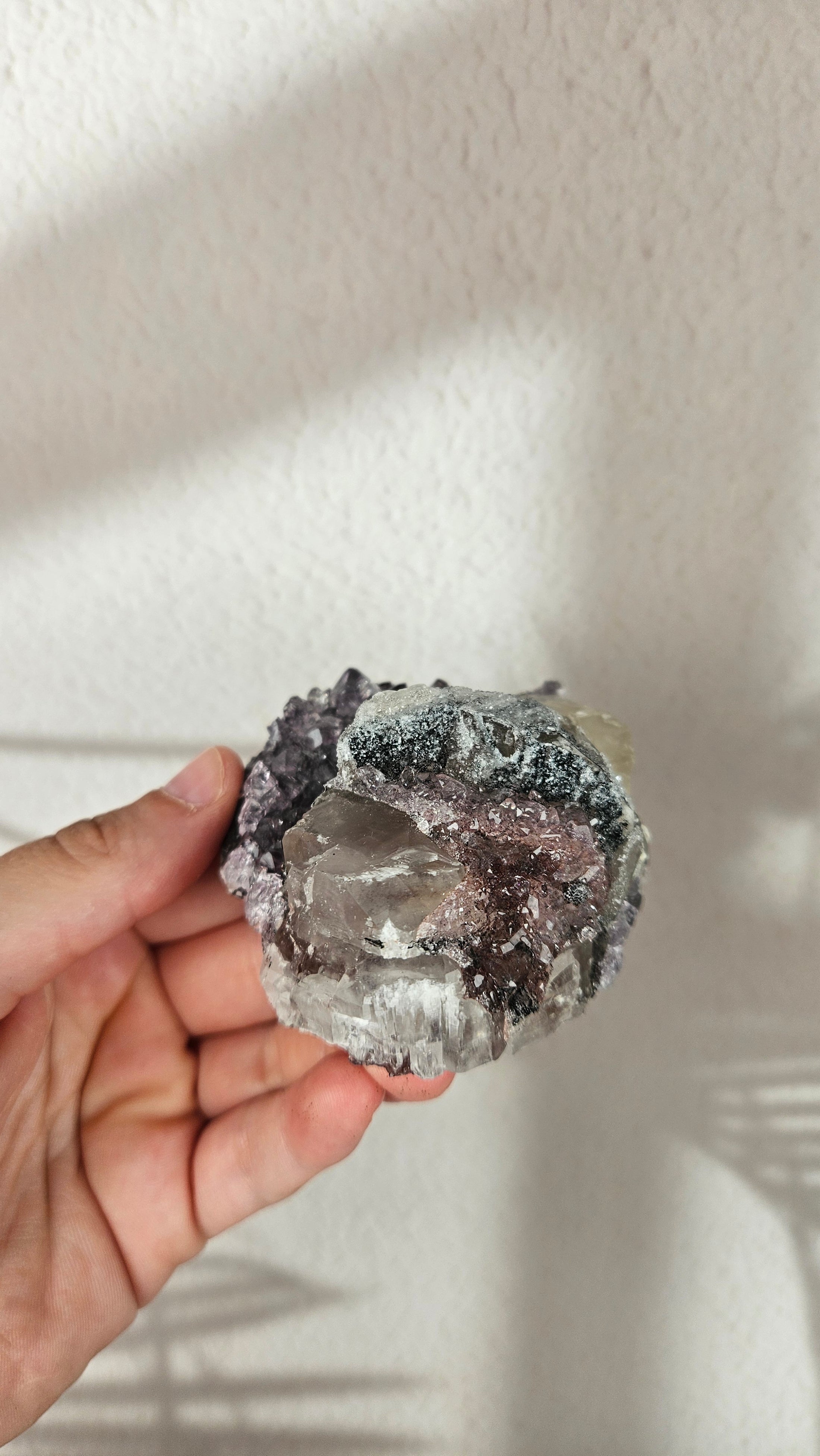 Amethyst Cluster mit Calcit aus Brasilien (64oo)