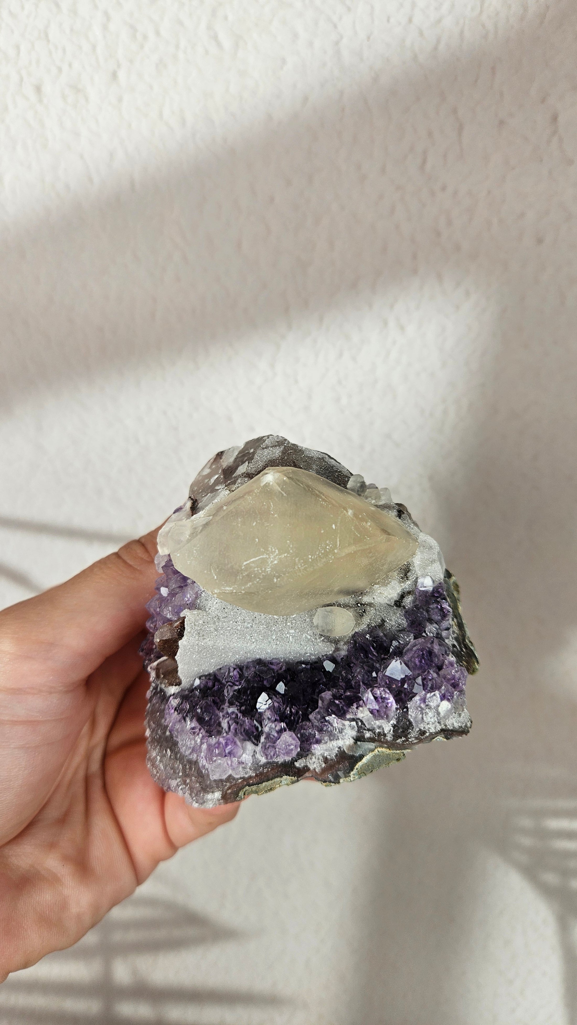 Amethyst Cluster mit Calcit aus Brasilien (64tw)