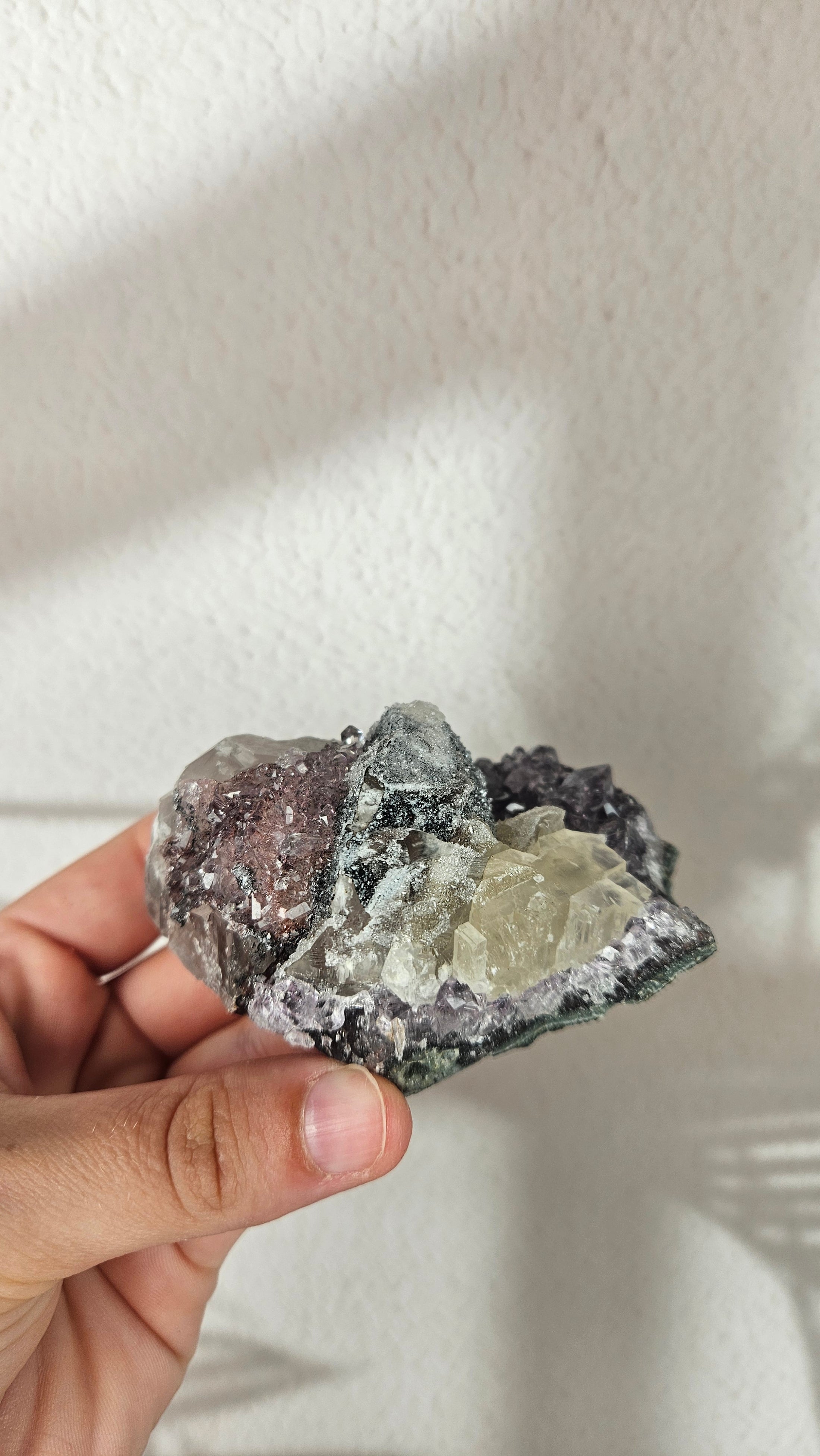Amethyst Cluster mit Calcit aus Brasilien (64oo)