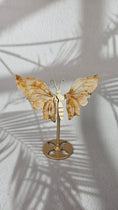 Bild in Galerie-Betrachter laden, Golden Healer Schmetterling (48gh)
