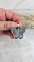 Bild in Galerie-Betrachter laden, Chalcedon Schmetterling Kettenanhänger in Silber (18lk)
